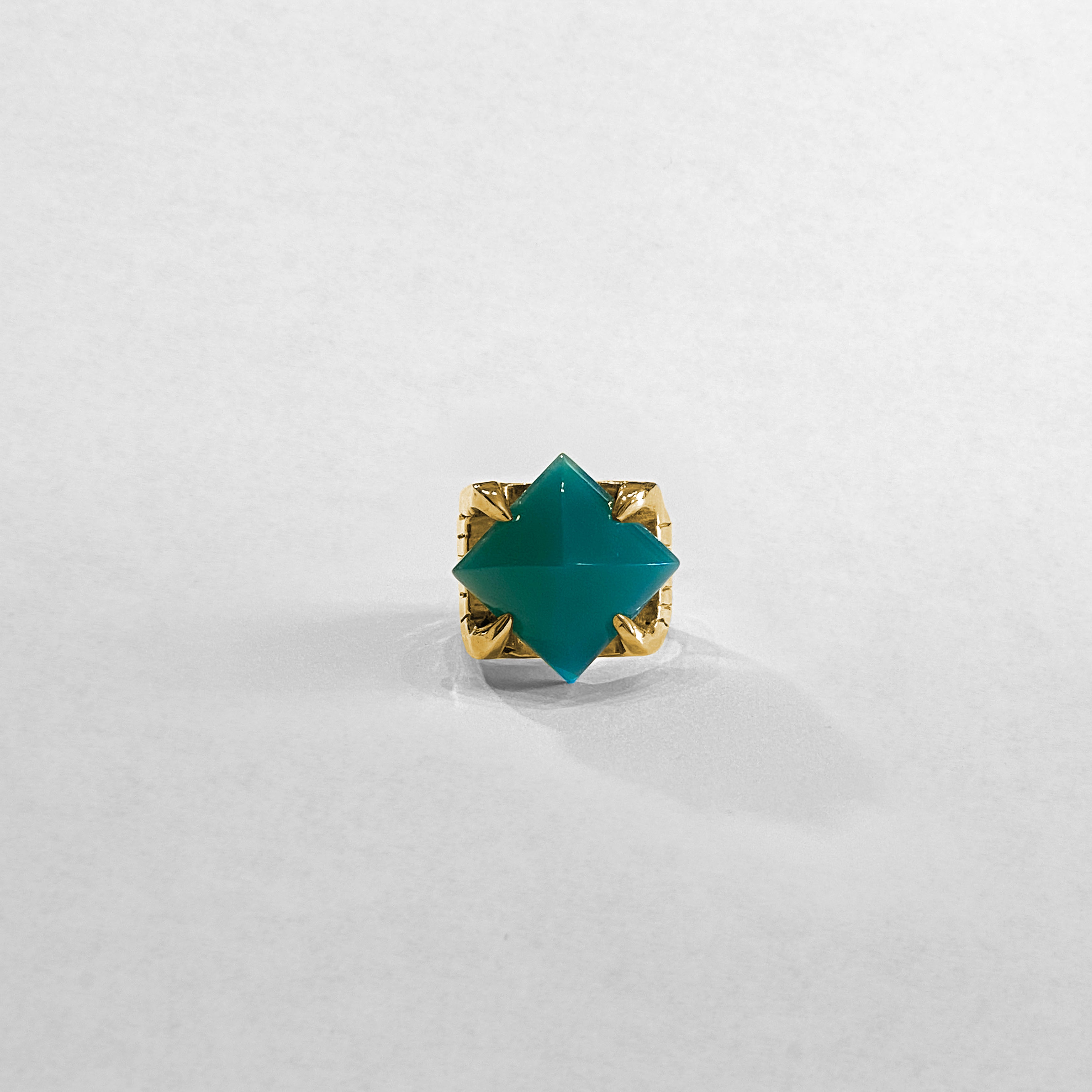 →KIND POINT← EMERALD ONYX YELLOW BRASS FINGER RING